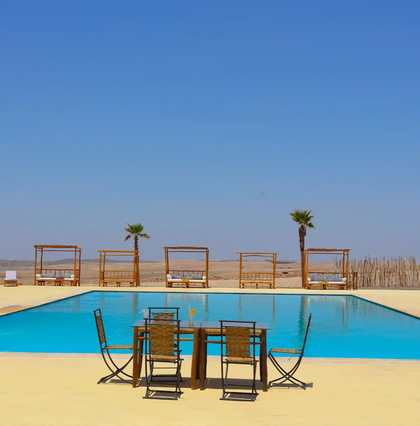 Swimming pool and relaxation area included in the Agafay Desert pool and lunch experience